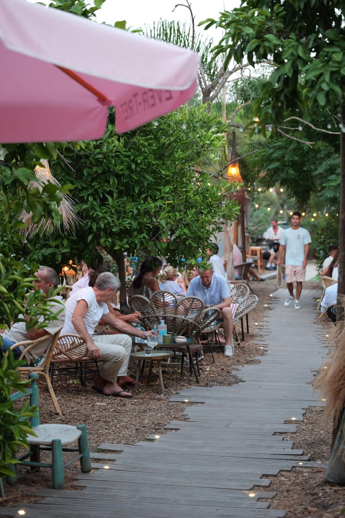 Allée du jardin, ambiance en soirée