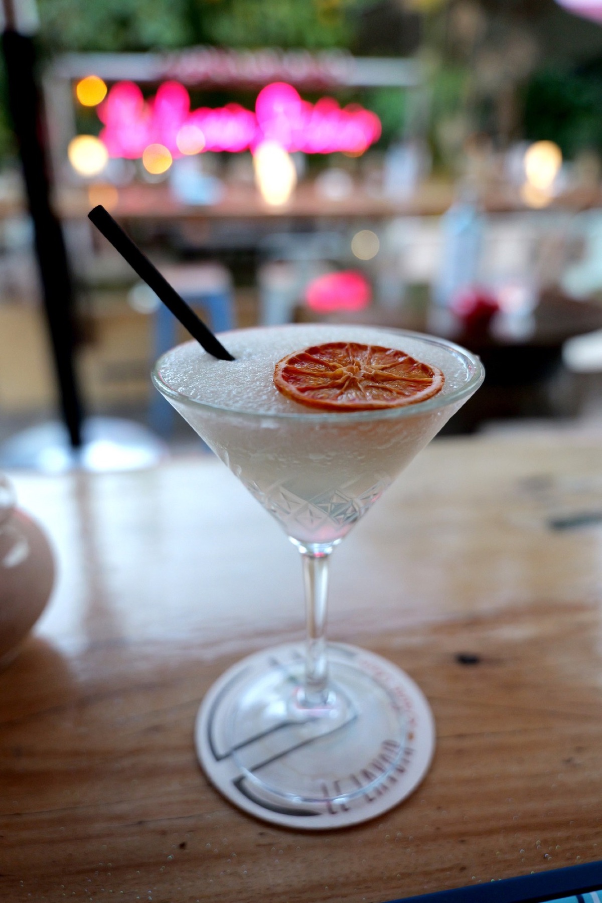 Cocktail glacé devant l’enseigne néon