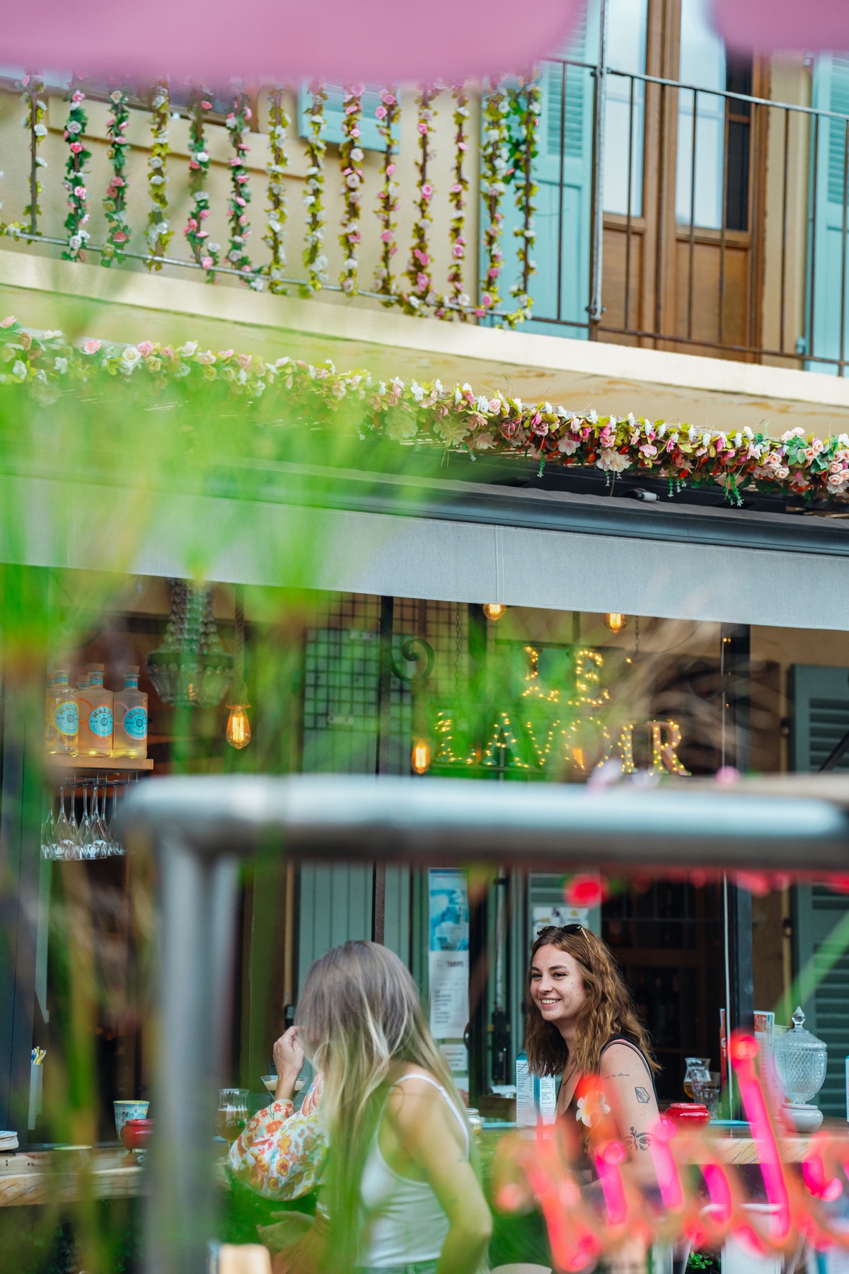 Façade fleurie et clientes souriantes