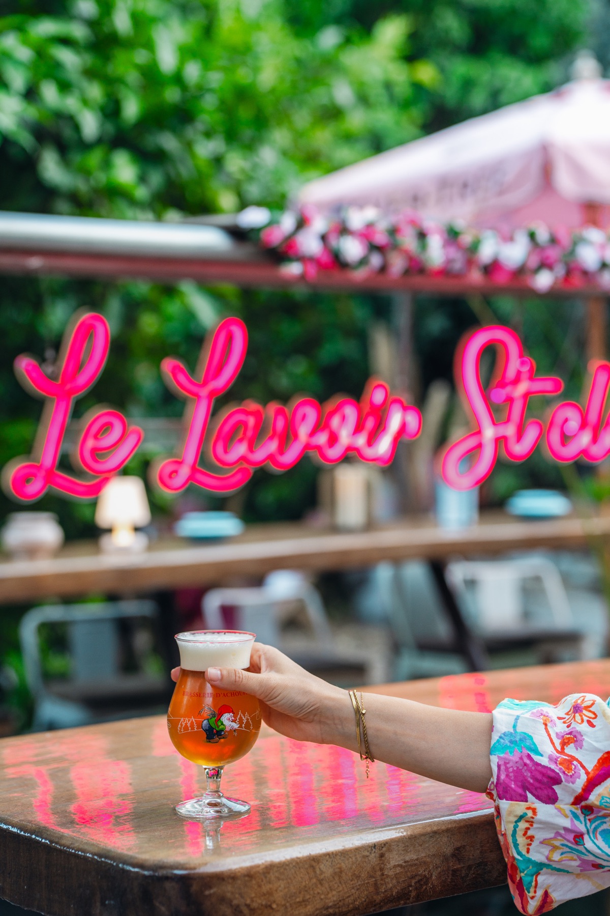 Bière devant l’enseigne néon du Lavoir
