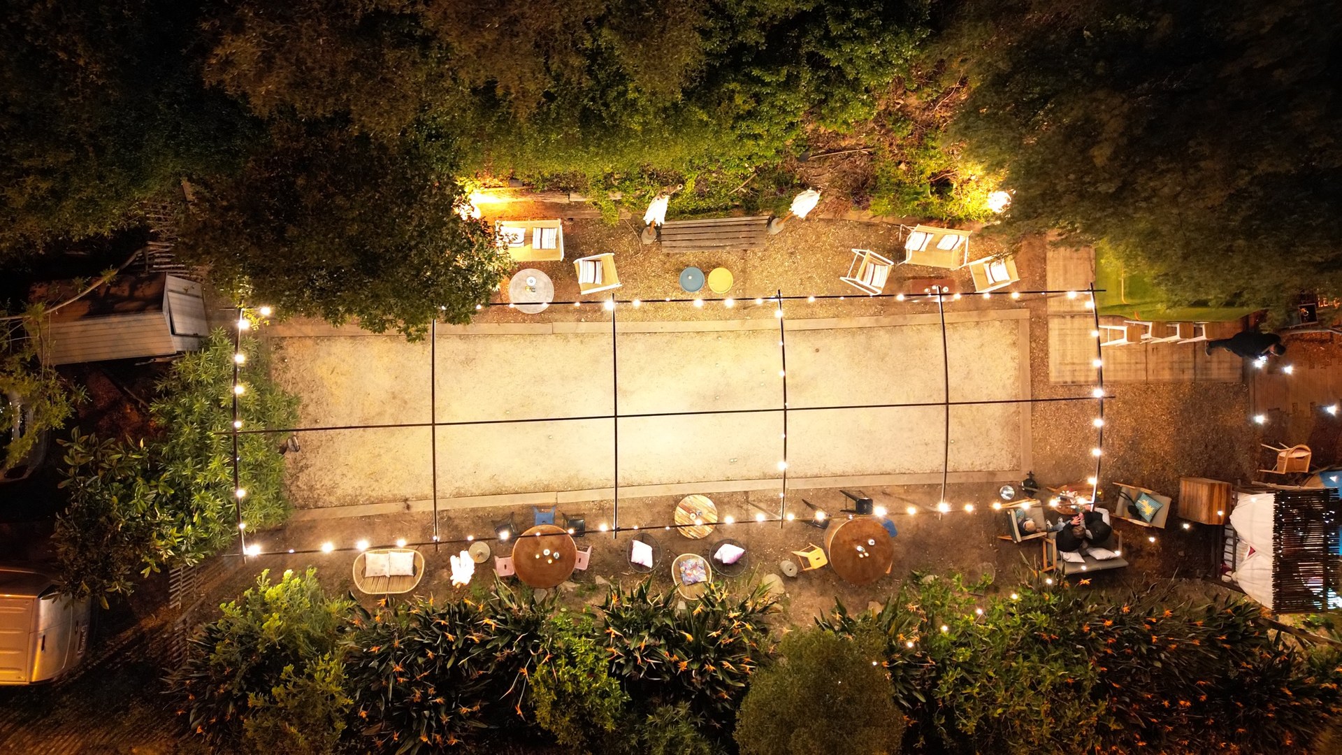 Vue aérienne du terrain de pétanque du Lavoir illuminé la nuit