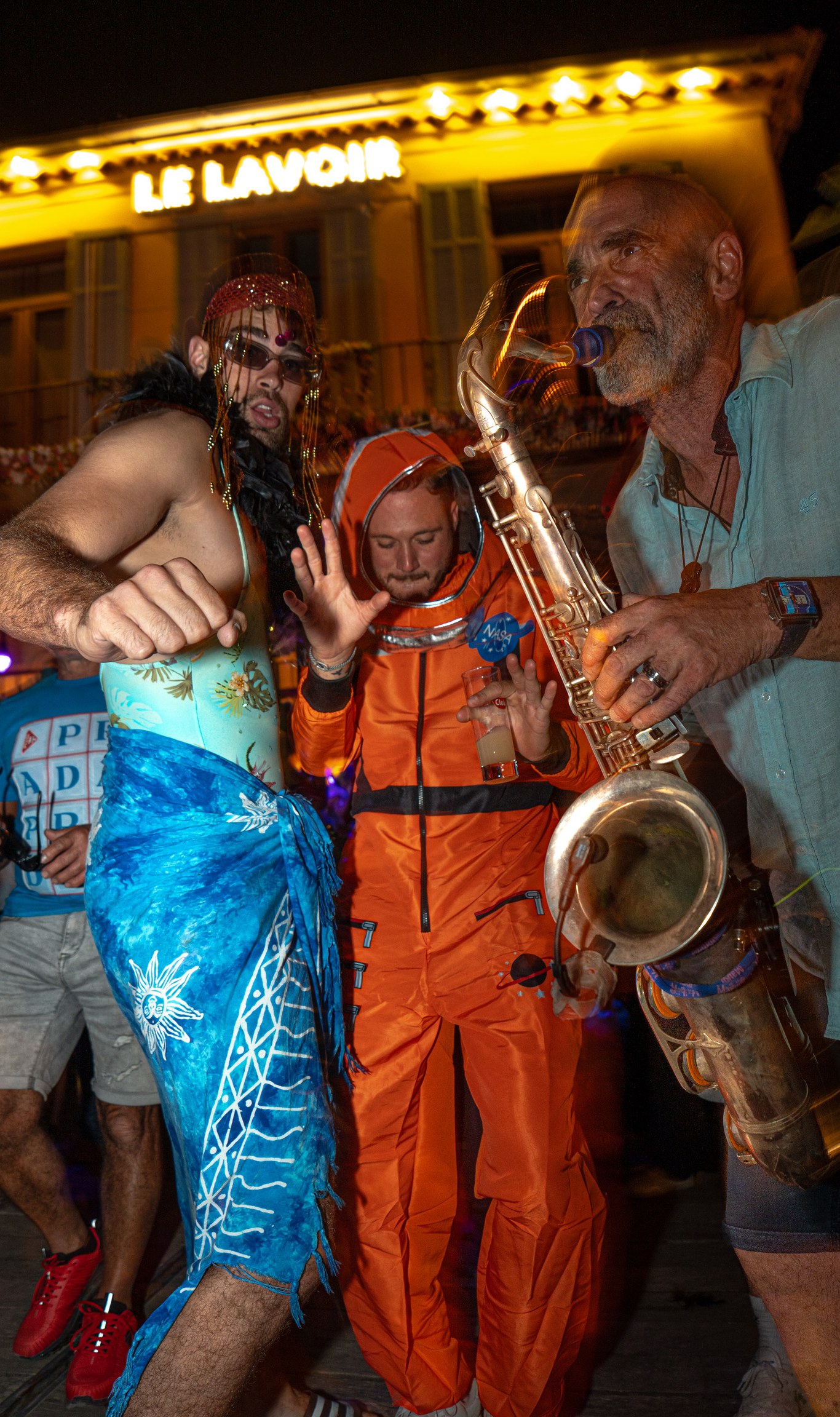 Soirée à thème costumée avec saxophoniste devant Le Lavoir
