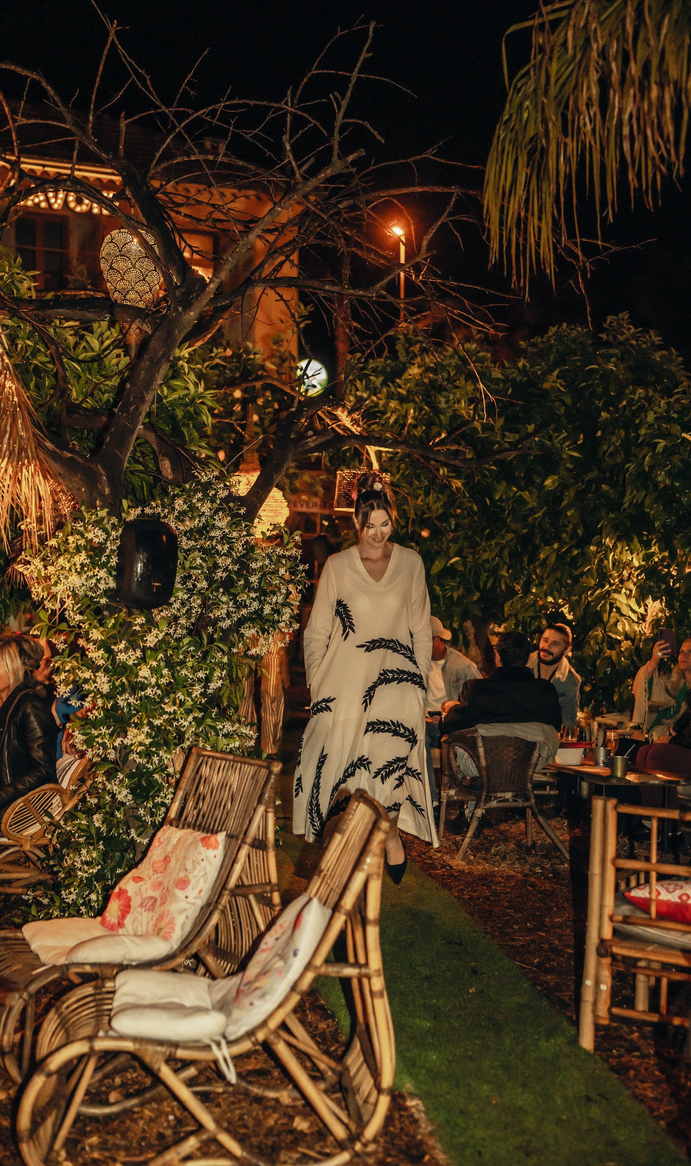 Défilé de mode dans le jardin du Lavoir en soirée